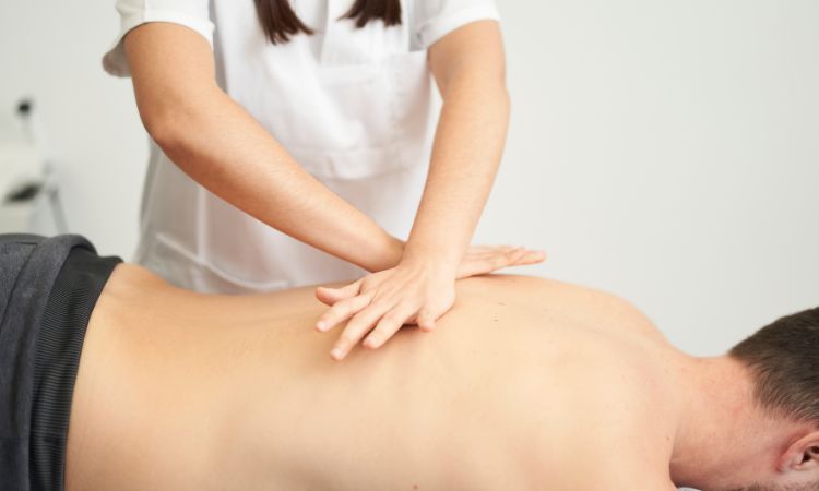 Contractura muscular: qué es, síntomas, causas y tratamiento
