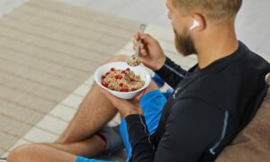 Conoce las funciones de un nutricionista deportivo y en qué se diferencia del nutricionista